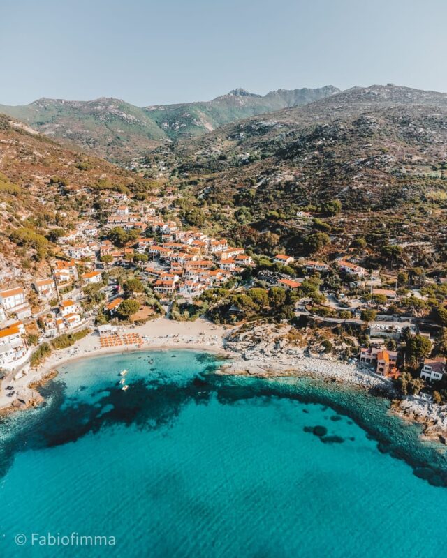 Ringraziamo @fabiofimma per lo splendido scatto della nostra Seccheto vista dall' alto 🌅💙
.
.
.
.
#italy #italygram #toscana #visittuscany #elba #elbaisland #elbalovers #elbacolors #seccheto #secchetosbay #secchetobeach #secchetolove #costadelsole #hotels #hoteldaitalo #hoteldaitaloelba #sun #postcard #amazingplaces #seaside #blu #blusea #summer #holidays #holidaymood #beutifulsky #sky #island #sunnyday #beach